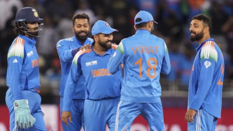 वरुण चक्रवर्ती नेट वर्थ: आईपीएल में 12 करोड़ की कीमत, कल के मैच में मचाया धमाल, जानें कितनी संपत्ति के मालिक हैं वरुण चक्रवर्ती 5 Varun Chakaravarthy with teammates celebrates